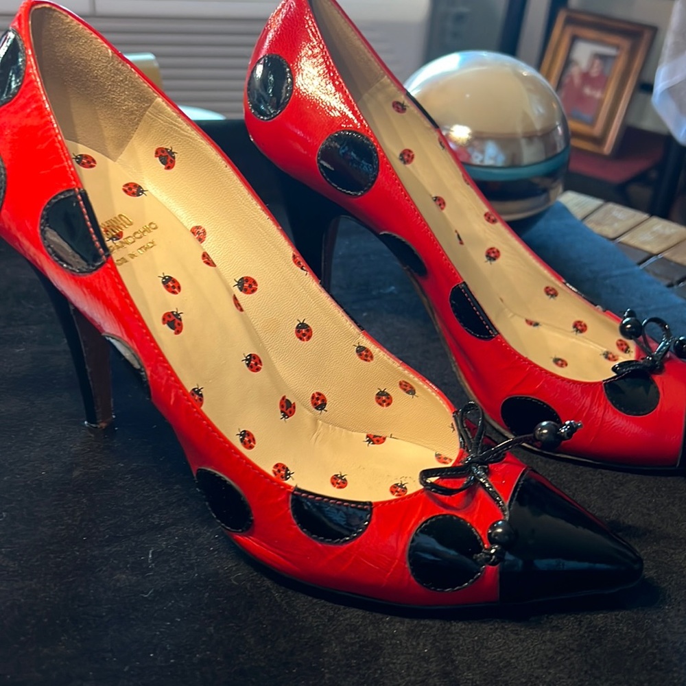 EUC MOSCHINO PATENT RED LADY BUG 🐞 VNTG SIZE 40 OR 9 91/2. Final price